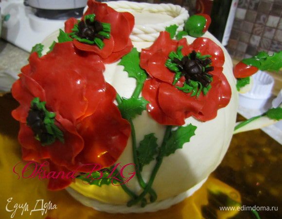 Добавить цветы. Я цветочки крепила прямо на чайник, по одному лепесточку. Из-за того что мастику брала не чисто мармышковую а с добавлением желатина, такая мастика быстрее сохнет и держит форму.