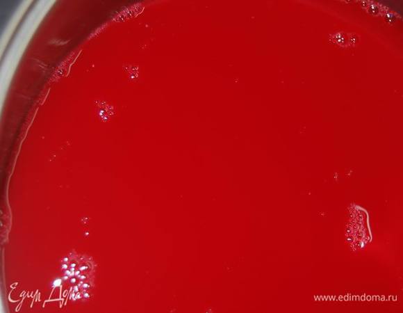 Сварим фруктовую основу для супа. Я приготовила ее из замороженного кизила и клубники. Думаю,что вкусно будет из вишни.