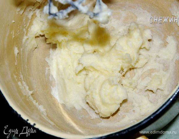 Размягченное масло взбить до пышности с сахарной пудрой.