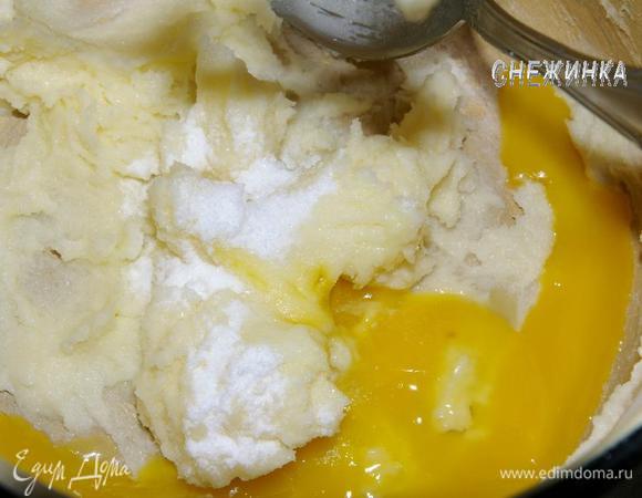 Добавляем ванилин и желток, взбиваем.