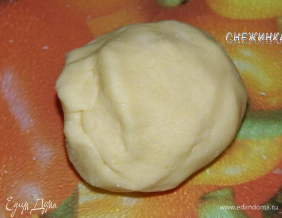 Добавляем муку с разрыхлителем и вымешиваем тесто.