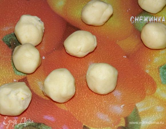 Тесто делим на шарики величиной с грецкий орех.