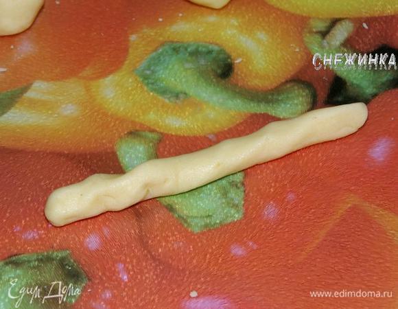 Из шарика катаем полоску.