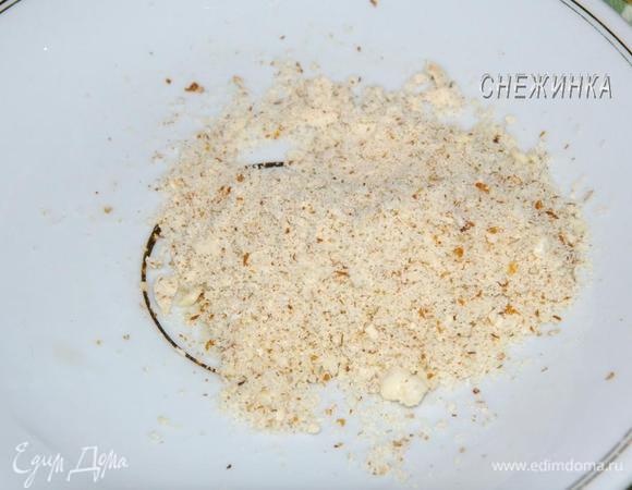 Миндаль измельчаем. Я использовала кофемолку.