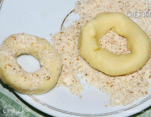 Обмакиваем печенье одной стороной в миндаль.