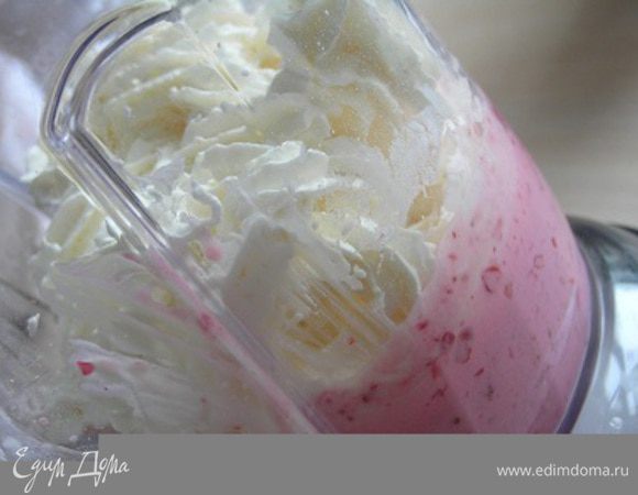 Отдельно взбить сливки до мягких форм пик, добавить к брусничной массе,