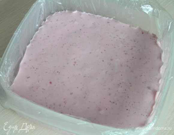 Выложить массу в подходящую емкость застеленную пищевой пленкой, убрать в морозильную камеру минимум на 3 часа.