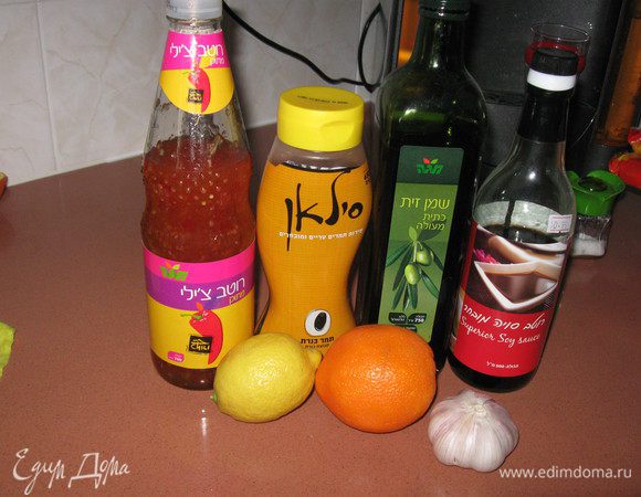 Смешиваем все ингридиенты для соуса, крошим чеснок, перемешиваем