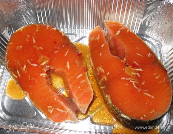 Солим стейки с двух сторон,оставляем в маринаде на 30 минут в холодильнике.Выкладываем рыбу в форму для запекания, поливаем соусом.


