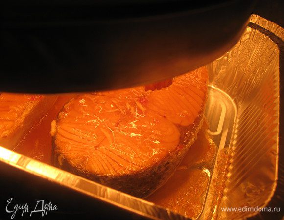 Ставим форму с рыбой в аэрогриль. 
Запекаем 15-20 минут(переворачивая дважды)  при температурном режиме 235 градусов.