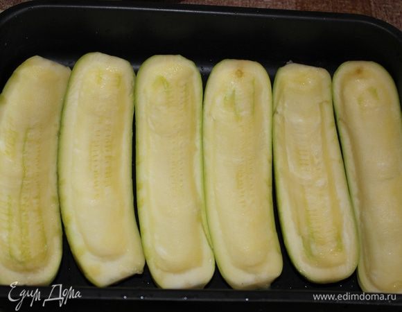 В кабачках ст.ложкой вырезала середину, выложила в противень и чуть присолила заготовки