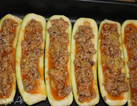 Мясо измельчила с луком, слегка поджарила на раст.масле, посолила, добавила сушеные травы укроп,петрушку,орегано и ч.ложку ложку томатной пасты , потом добавила кусочки кабачка из середины заготовок и потушила до готовности минут 10.
Заполнила серединки заготовок из кабачка мясным фаршем.
