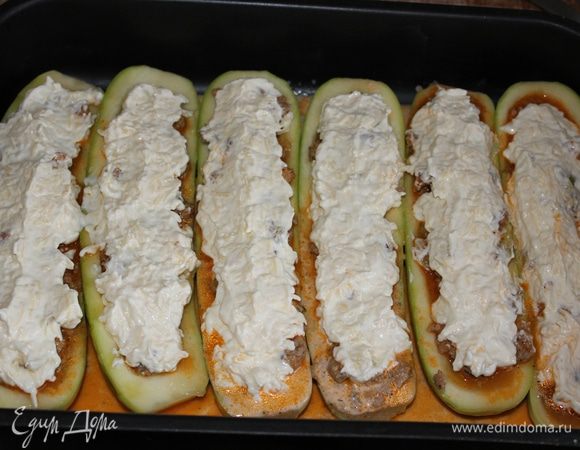 Оставшийся соус, получившийся в сковороде при тушении мяса с кабачками, развела сливками и добавила в противень к кабачкам.Намазала кабачки сырной смесью.