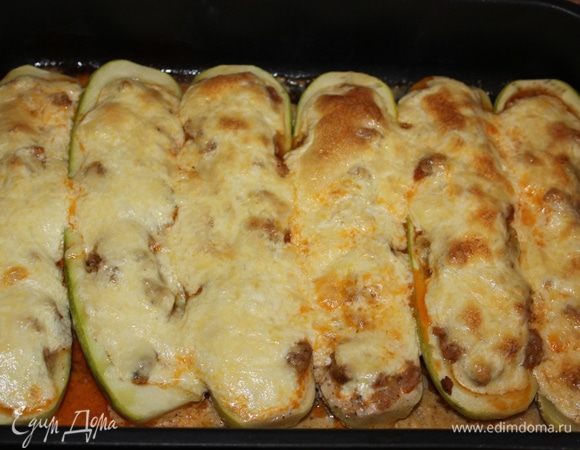 Поставила в разогретую духовку до 180град .
Тушила 40 мин.За это время кабачки стали мягкими и корочка стала золотиться.
