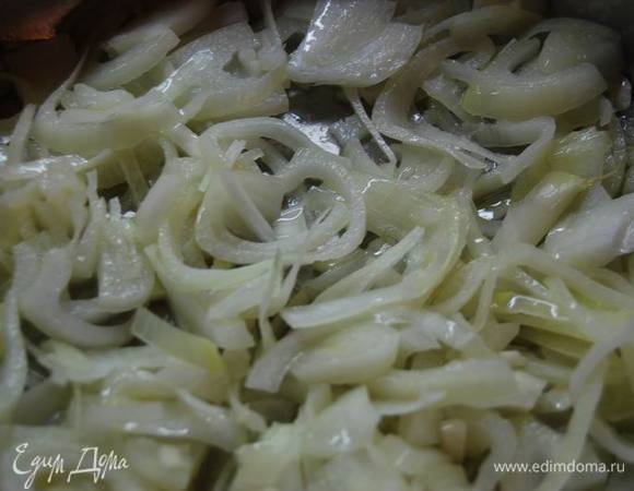 Для первой начинки немного обжарим на смеси растительного и сливочного масла нарезанный полукольцами лук (его используйте много -так вкуснее!) и мелко нарезанный чеснок.