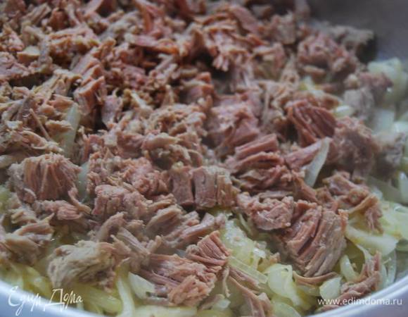 Добавим мясо,соль,перец.