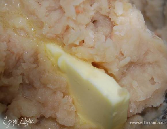 Сделаем из нее пюре,добавив немного сливочного масла.