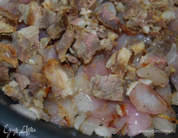 Обжарим до золотистости мелко нарезанный лук и добавим к нему мясо,ветчину...