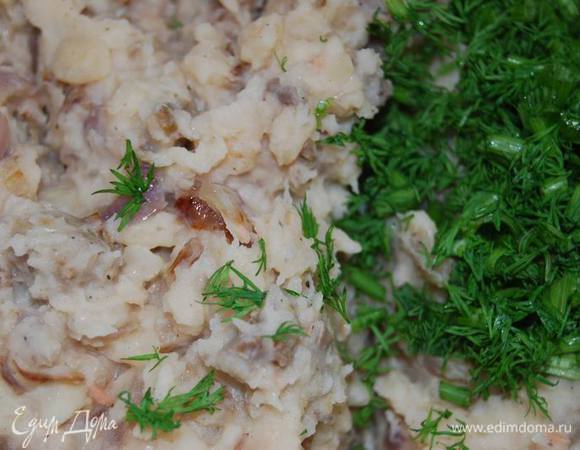 Смешаем фасолевое пюре,лук и мясо. Добавим мелко нарезанную зелень.