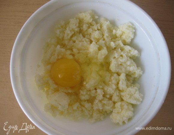 Масло разотрите с сахаром, добавьте яйца, перемешайте. Муку отдельно смешайте с разрыхлителем. 