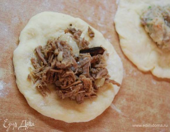 Начинки готовы, выкладываем их на тесто.