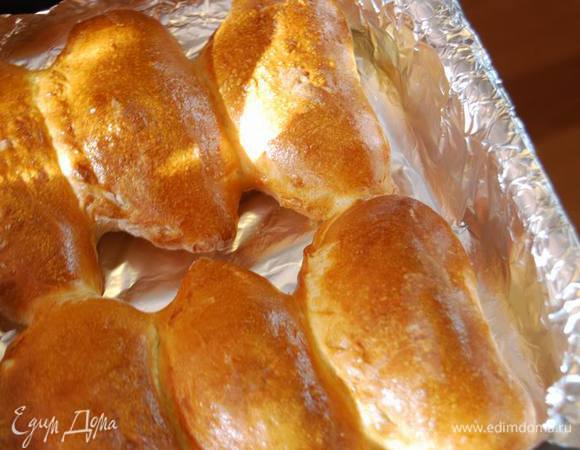 Оставим расстаиваться минут на 15-20,смажем яйцом и выпекаем в разогретой до 190-200градусов духовке 20-25 минут. 