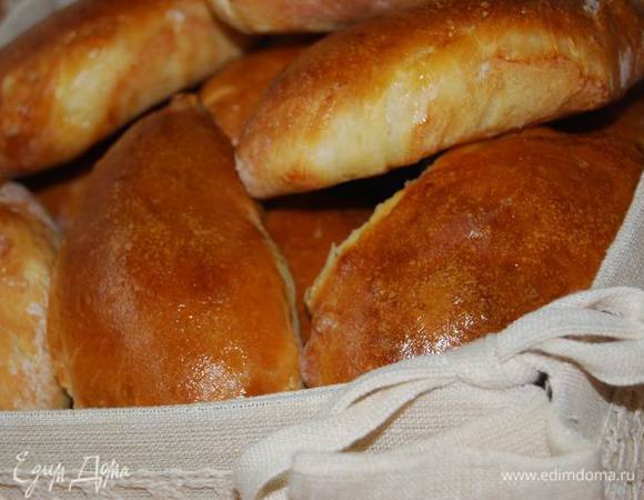 Горячие пирожки накроем льняным полотенцем,остудим(до возможного терпения) и дегустируем с новыми вкусовыми ощущениями,ведь начинки новые!