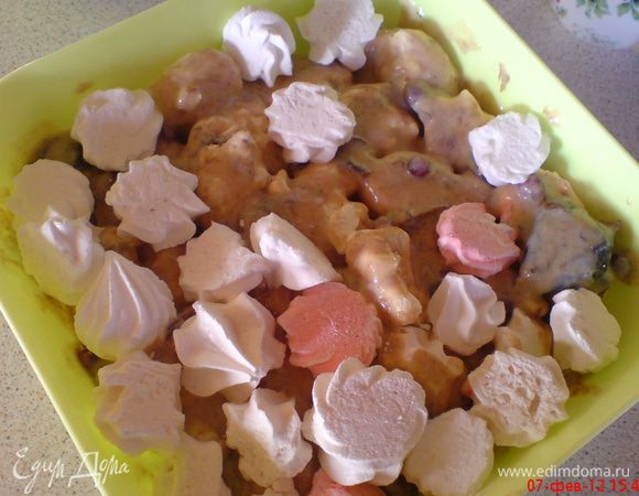 Выбираем глубокую форму. Выкладываем на дно слой безе - промазываем тщательно кремом - слой безе - слой крема - и так далее..
Оборачиваем форму пленкой и отправляем в морозилку на ночь или день.