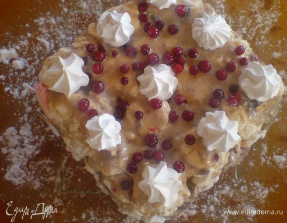 Украшае:
- верх смазываем кремом, оставшимся на стенках формы
- добавляем несколько безешек
- посыпаем брусникой
- тарелку посыпаем сахарной пудрой
Вот и готово!