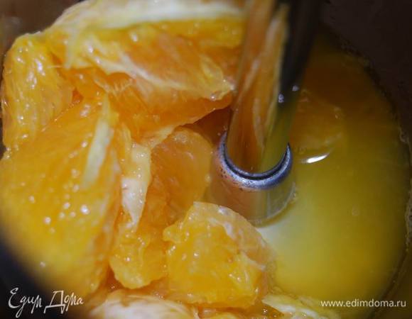 В блендере измельчим апельсин. К нему я добавила немного клубничного варенья для сладости.