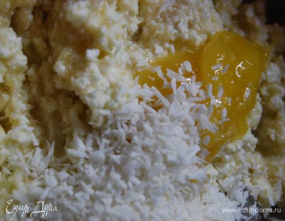 Кокосовую стружку и мед.