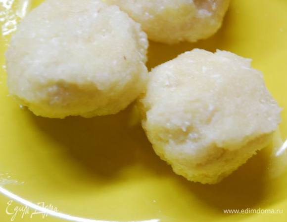 Часть сварила в кипятке около 3 минут. И тот и другой вариант хорош.
Я еще подумала, что состав этих шариков может быть очень разнообразным и их можно кушать,полив фруктовым сиропом.:)