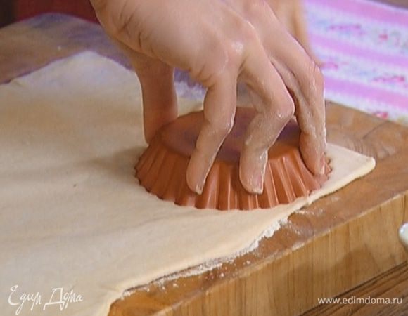 Тесто разморозить, раскатать не слишком тонко и формочкой или чашкой вырезать круги.