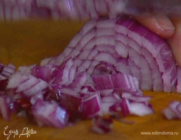Лук почистить и мелко порубить.