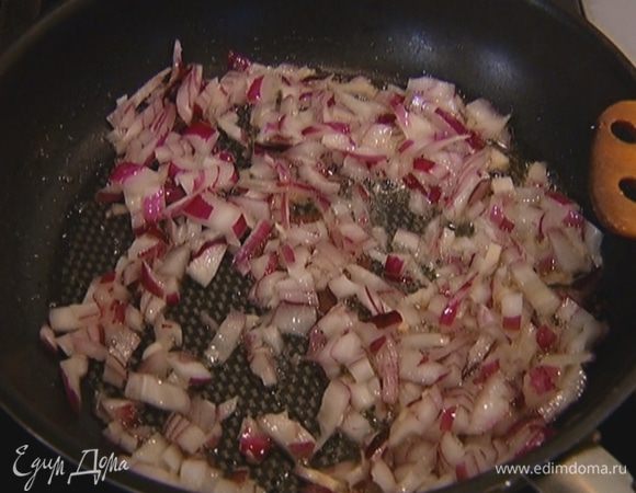 Слегка разогреть в сковороде оливковое и оставшееся сливочное масло и обжарить лук до прозрачности.