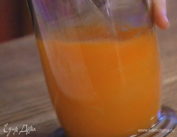 Яйца взбить миксером в пышную массу.