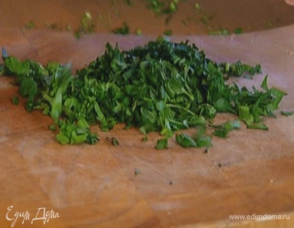 Петрушку и листья базилика мелко порубить.