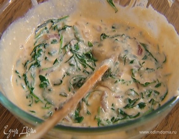 Соединить руколу с луком, петрушку и базилик с яично-творожной массой, перемешать.