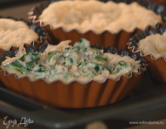 Тарталетки с тестом доверху наполнить творожной начинкой. Веточки руколы лучше «утопить» — они могут сгореть.