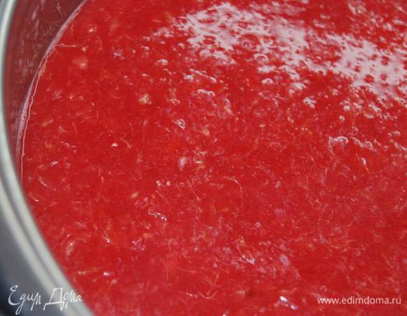 В подготовленный фруктовый отвар добавим апельсиновое пюре и прокипятим пару минут. Если нужно,добавьте сахар. 