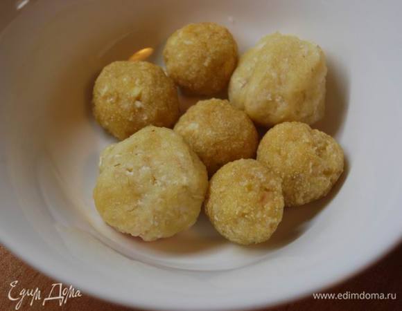 Творожки выкладываем в тарелку. Те,что крупнее,это отварные.