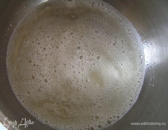 Приготовить бисквит. Выложить белки в небольшую кастрюльку, добавить 30 г сахара и немного нагреть (до температуры 45*С), все время мешая венчиком, чтобы белки не пристали ко дну.