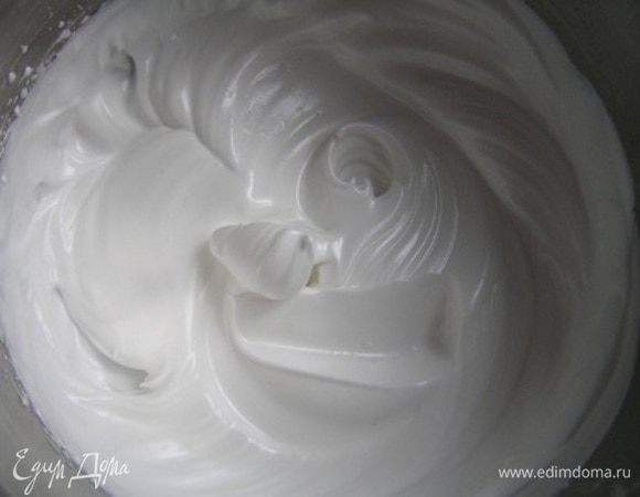Снять с огня и взбить белки до плотной пены.