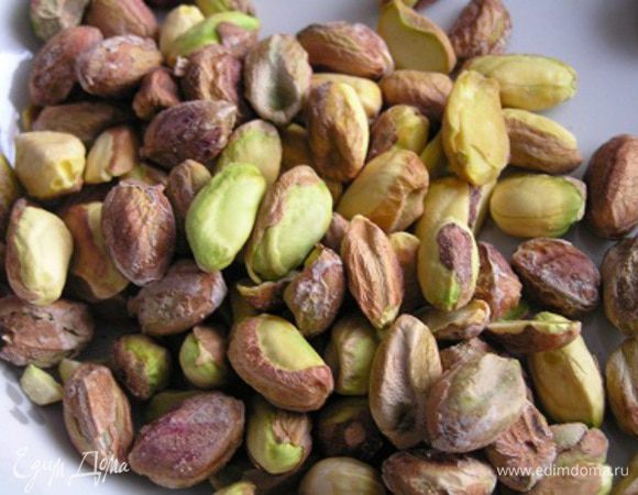 Фисташки поместить на 1-2 часа в морозильную камеру,