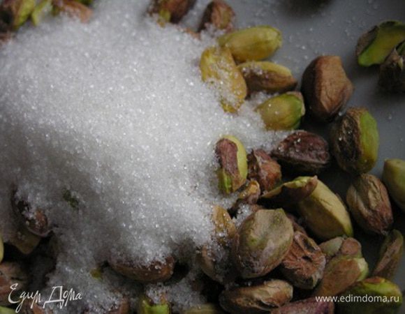 затем смешать с 35 г сахара и измельчить в кофемолке до состояния пудры,