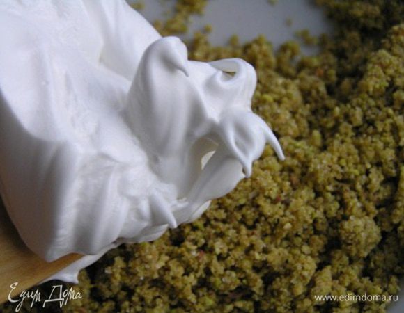 В ореховую смесь в три приема добавить взбитые белки, 