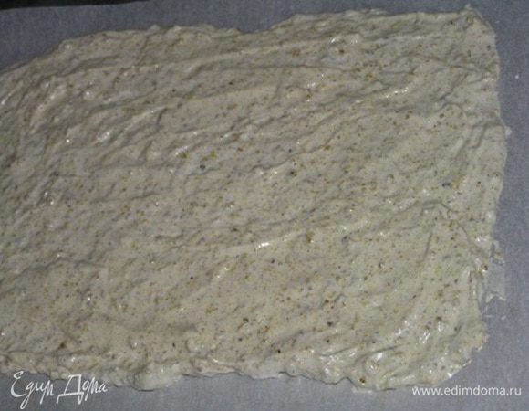Выложить полученную массу на противень застеленный бумагой для выпечки, разровнять. ***Для удобства нужно обозначить с нижней стороны бумаги для выпечки границы для выкладывания теста в зависимости от количества пирожных и их диаметра. 