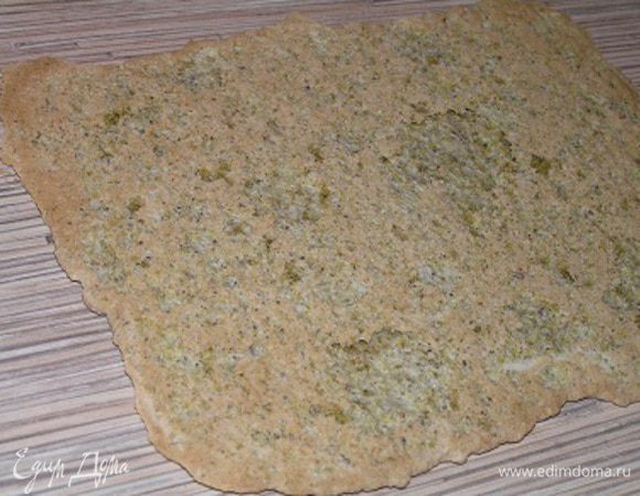 Достать противень, перевернуть лист с бисквитом на подготовленную поверхность и снять бумагу для выпечки. Дать остыть, 