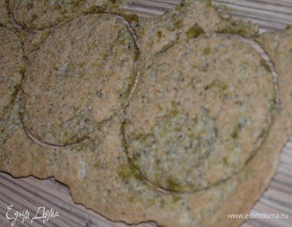 а затем вырезать формочками для пирожных круги-основу. ***Так же можно сделать этот десерт одним большим тортом.