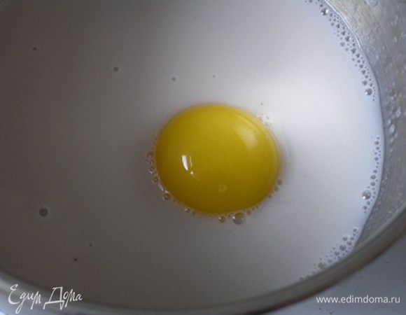 Затем добавить желток, всыпать сахар и ванилин.
